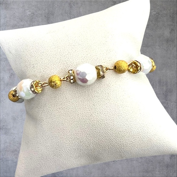 Gold plated bracelet with magnetic clasp plus white beads - Picture 3 of 5